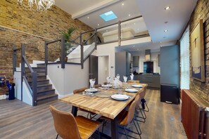 Dining - Stylish Penthouse with City Views and Aircon - Pass the Keys (London)
