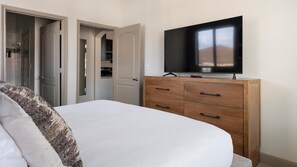 Desk, iron/ironing board, WiFi, bed sheets - Landing | Stunning 1BD, Gym (The Woodlands)