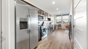 Frigorífico y mesa de comedor