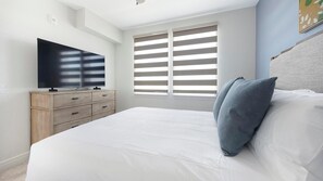 Escritorio, tabla de planchar con plancha, wifi y ropa de cama