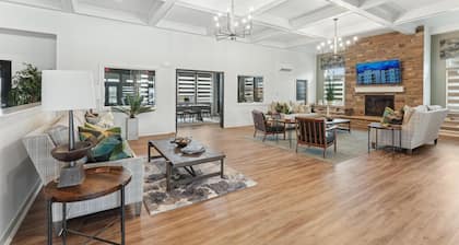 Landing | Stunning 2BD, Gym, Clubhouse