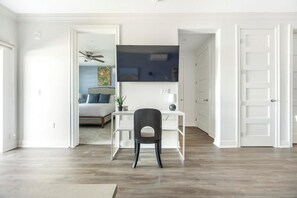 Escritorio, tabla de planchar con plancha, wifi y ropa de cama 