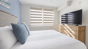 Escritorio, tabla de planchar con plancha, wifi y ropa de cama 
