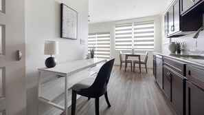 Réfrigérateur, tables à manger
