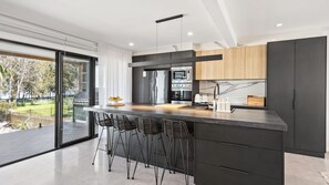 Microwave, dishwasher - Lake Front Stay - Tranquil Lakefront Living (Primbee)