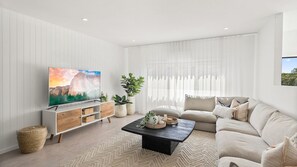 TV - Lake Front Stay - Tranquil Lakefront Living (Primbee)