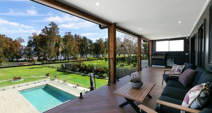 Lake Front Stay - Tranquil Lakefront Living