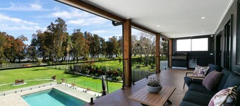 Lake Front Stay - Tranquil Lakefront Living