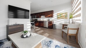 Køleskab, spisebord