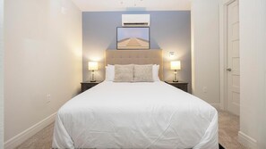 Escritorio, tabla de planchar con plancha, wifi y ropa de cama