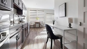 Frigorífico y mesa de comedor