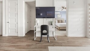 Escritorio, tabla de planchar con plancha, wifi y ropa de cama