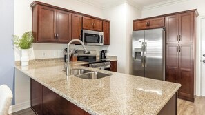 Réfrigérateur, tables à manger