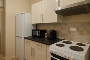 Private kitchen - Brilliant 3-bedroom apartment in Reading perfect for your stay (London)