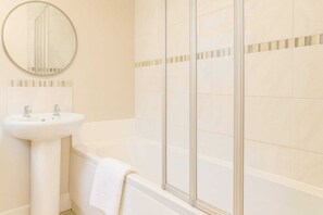 Hair dryer, towels, soap, toilet paper - Brilliant 3-bedroom apartment in Reading perfect for your stay (London)