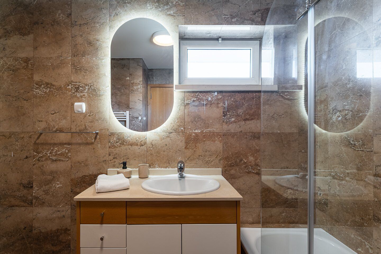 Shower, hair dryer, towels