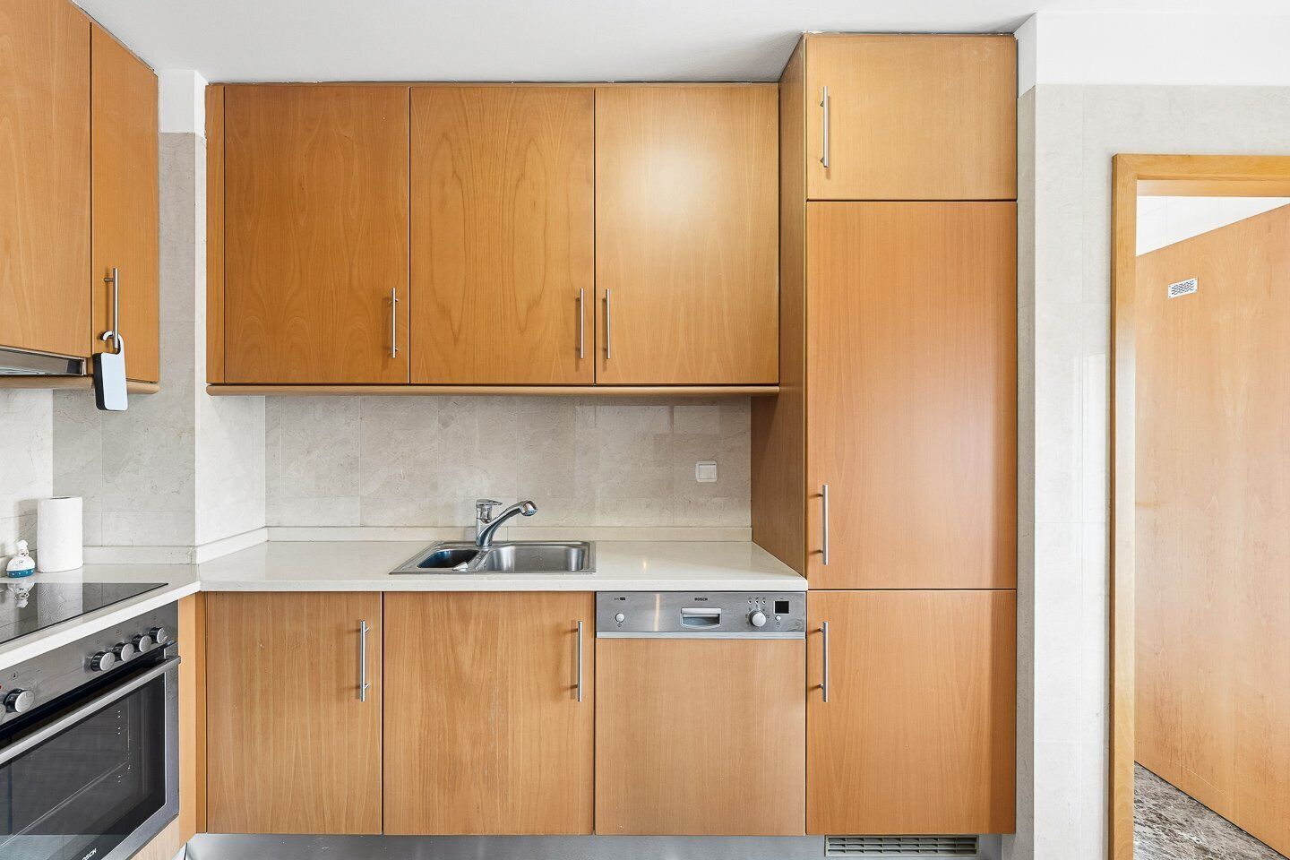 Kylskåp, mikrovågsugn, ugn och diskmaskin