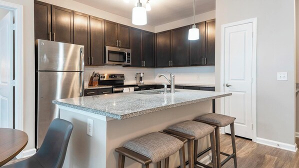 Jääkaappi, ruokailupöytä