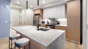 Jääkaappi, ruokailupöytä