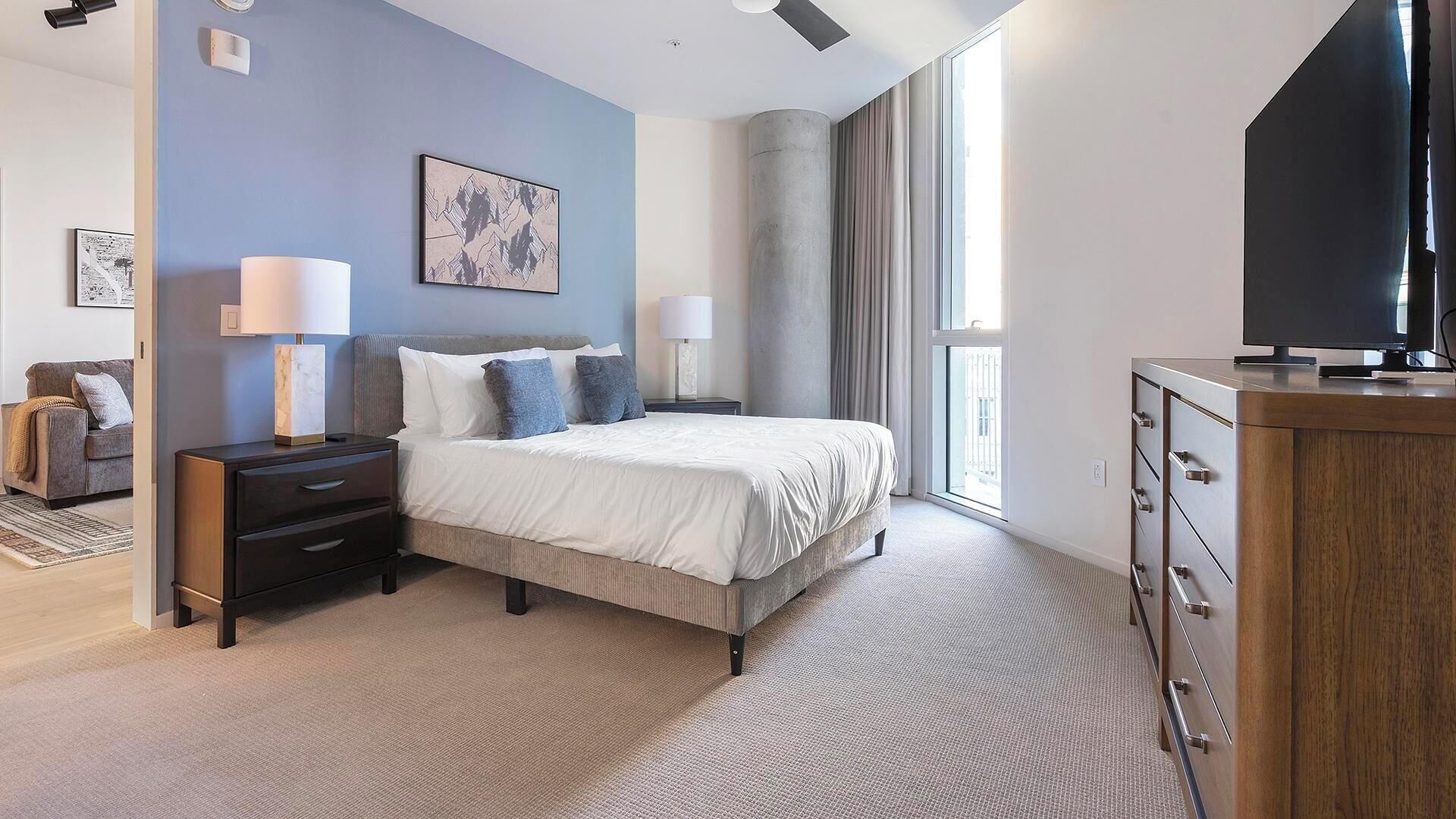 Escritorio, tabla de planchar con plancha, wifi y ropa de cama 