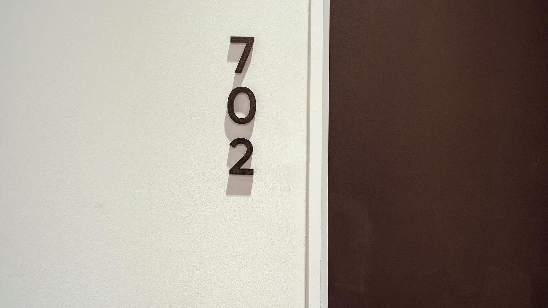Een deur met het nummer 702.