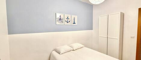 Iron/ironing board, WiFi, bed sheets