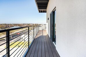 Terrace/patio - Landing | Amazing 1BD, Rooftop Lounge, Pool (Springfield)