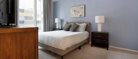 Escritorio, tabla de planchar con plancha, wifi y ropa de cama