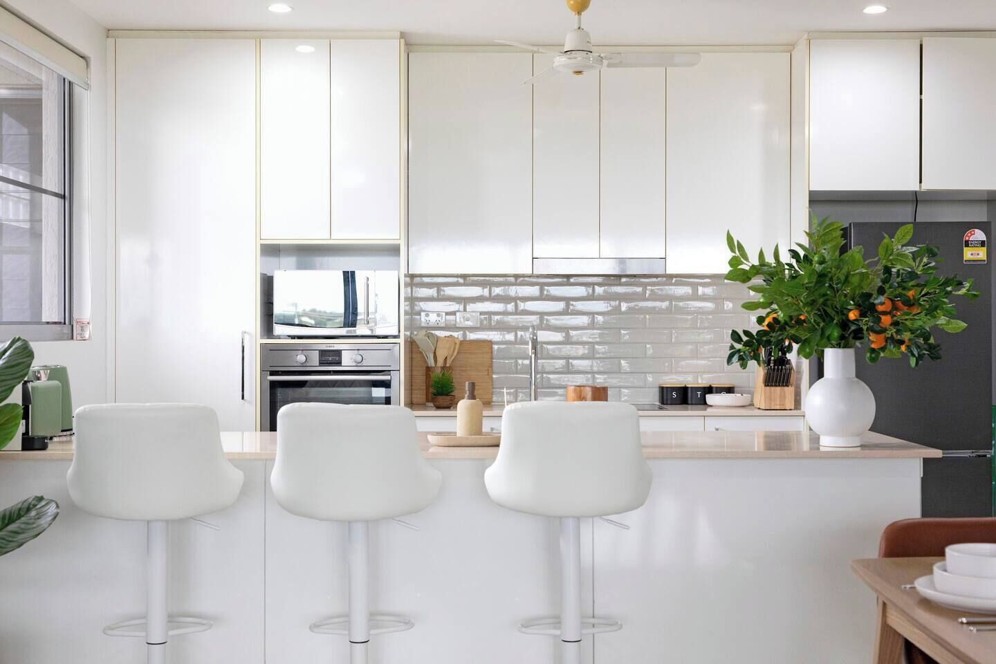 Kylskåp, mikrovågsugn, ugn och spishäll