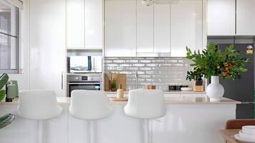 Kylskåp, mikrovågsugn, ugn och spishäll