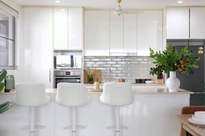 Fridge, microwave, oven, stovetop - Marina Breeze Minutes to Mindil Beach and Darwin CBD (Stuart Park)