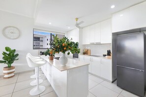 Fridge, microwave, oven, stovetop - Marina Breeze Minutes to Mindil Beach and Darwin CBD (Stuart Park)