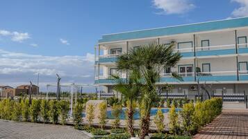 Hồ bơi ngoài trời phục vụ theo mùa