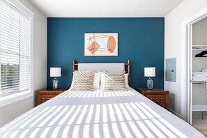 Escritorio, tabla de planchar con plancha, wifi y ropa de cama 