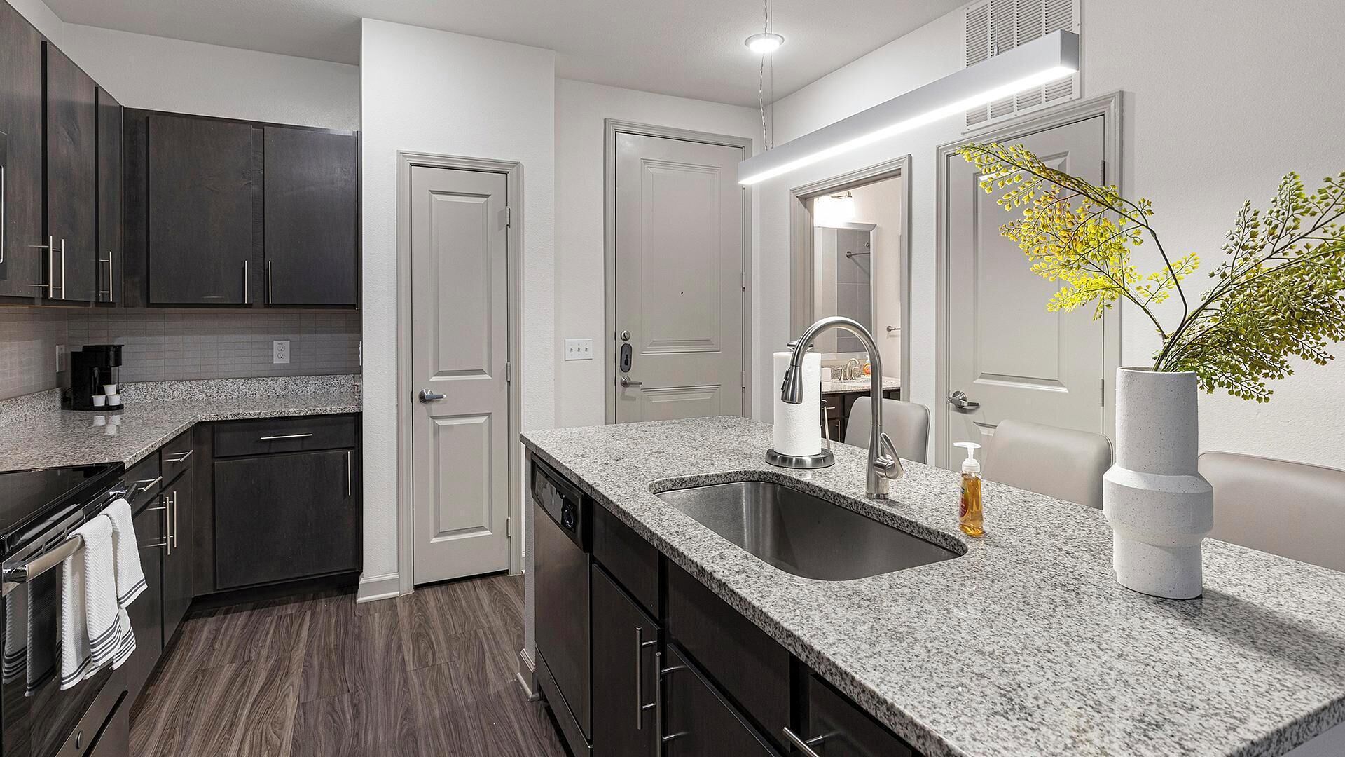 Kjøleskap og spisebord