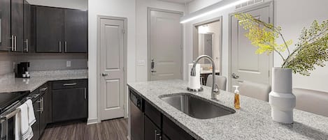 Kjøleskap og spisebord