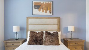 Desk, iron/ironing board, WiFi, bed sheets