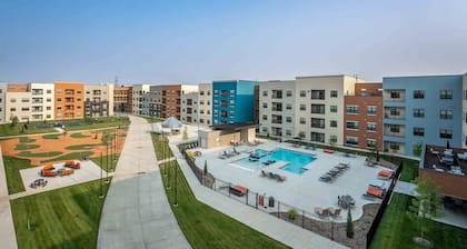 Landing | Chic 2BD, Pool, Gym