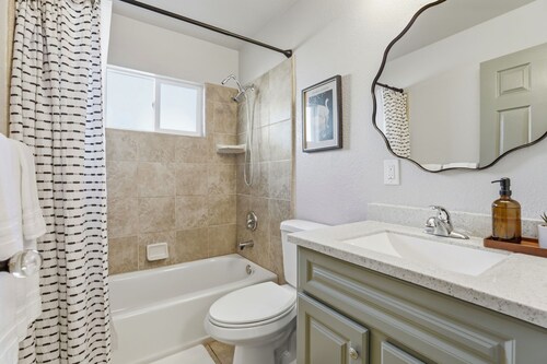 Cozy & Comfy! 2-bedroom duet beautiful Folsom with AC, King Beds, Washer/Dryer