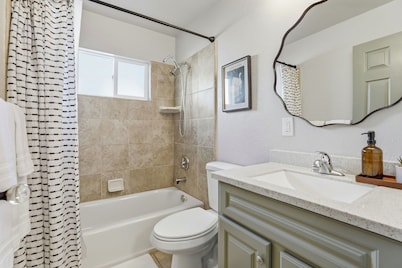 Cozy & Comfy! 2-bedroom duet beautiful Folsom with AC, King Beds, Washer/Dryer