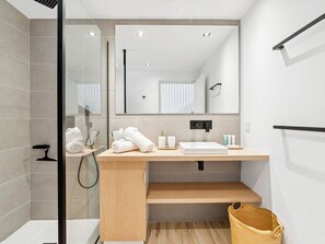 Shower, hair dryer, towels, soap - Beautiful 2-bedroom apartment with ocean view (Orient bay)