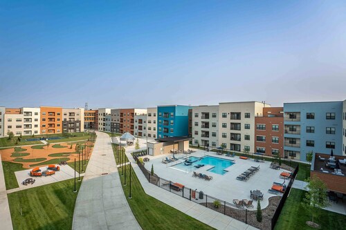 Landing | Spectacular 2BD, Pool, Gym