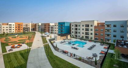 Landing | Spectacular 2BD, Pool, Gym