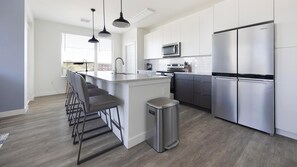 Réfrigérateur, table de salle à manger