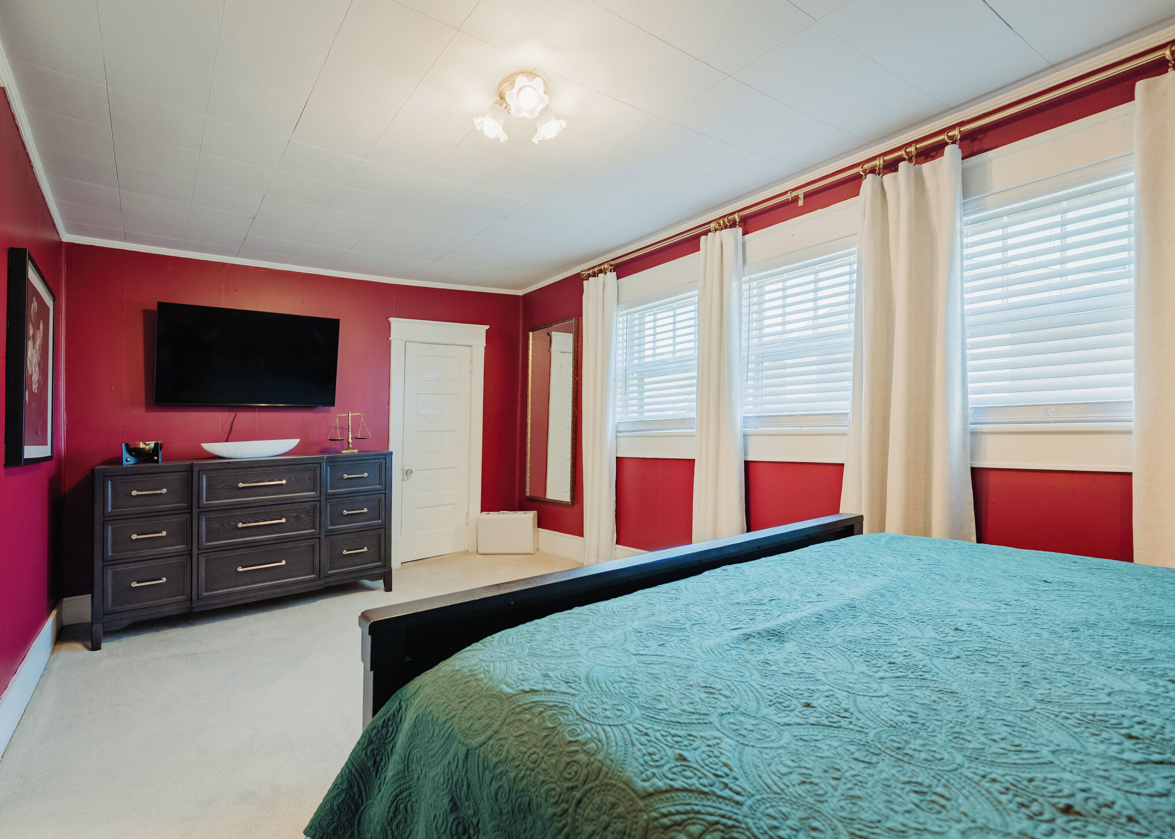 4 bedrooms, iron/ironing board, WiFi, bed sheets