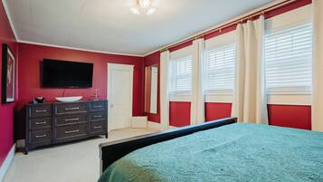 4 bedrooms, iron/ironing board, WiFi, bed sheets