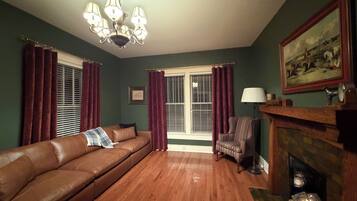 Televisión y chimenea