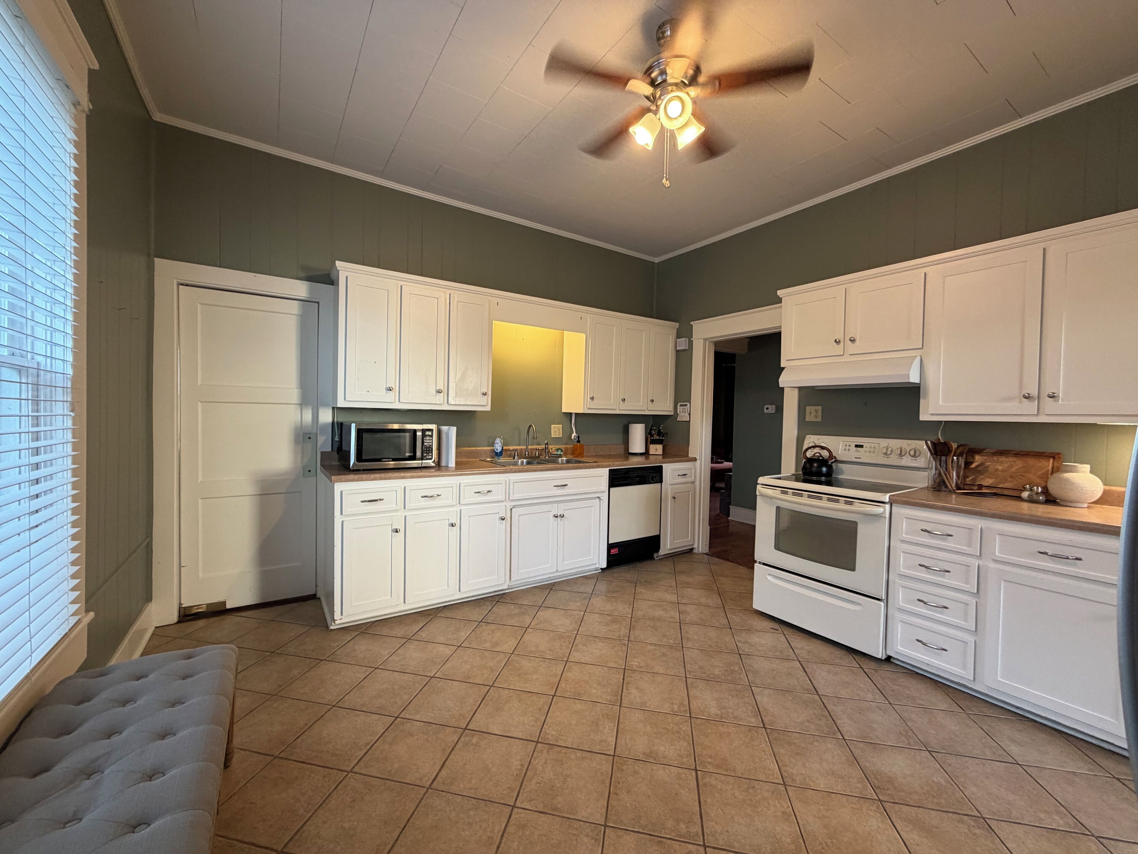 Micro-ondes, four, plaque de cuisson, lave-vaisselle