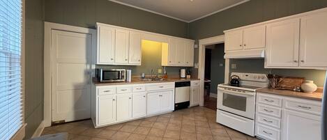 Micro-ondes, four, plaque de cuisson, lave-vaisselle