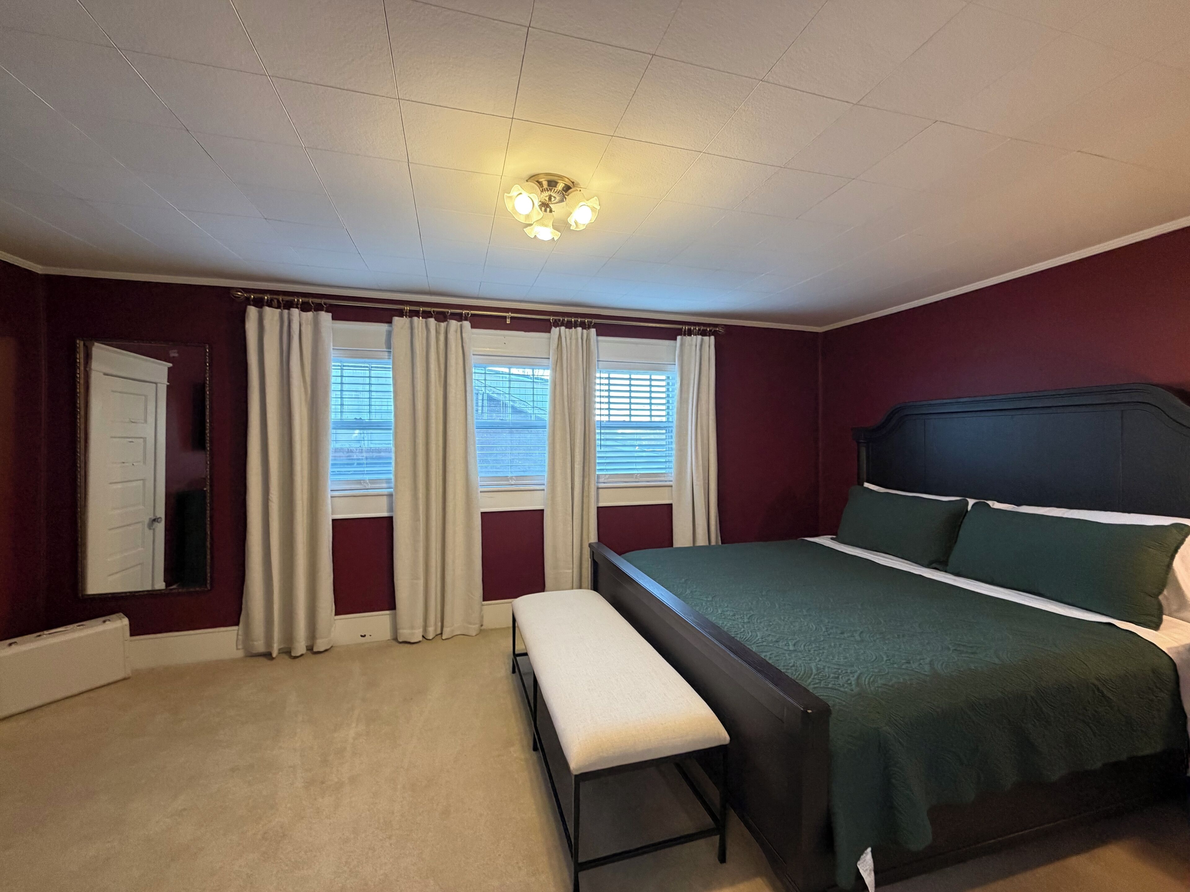 4 bedrooms, iron/ironing board, WiFi, bed sheets